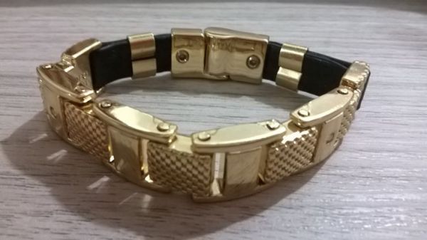 Pulseira com peça dourada